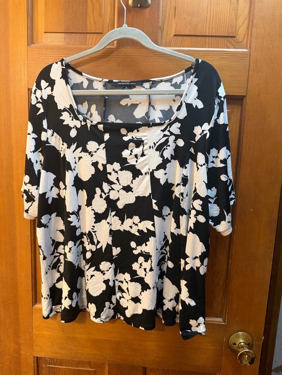 Zac & Rachel Tops - Zac & Rachel Black and White Floral Scoop Neck Short Sleeve Tee